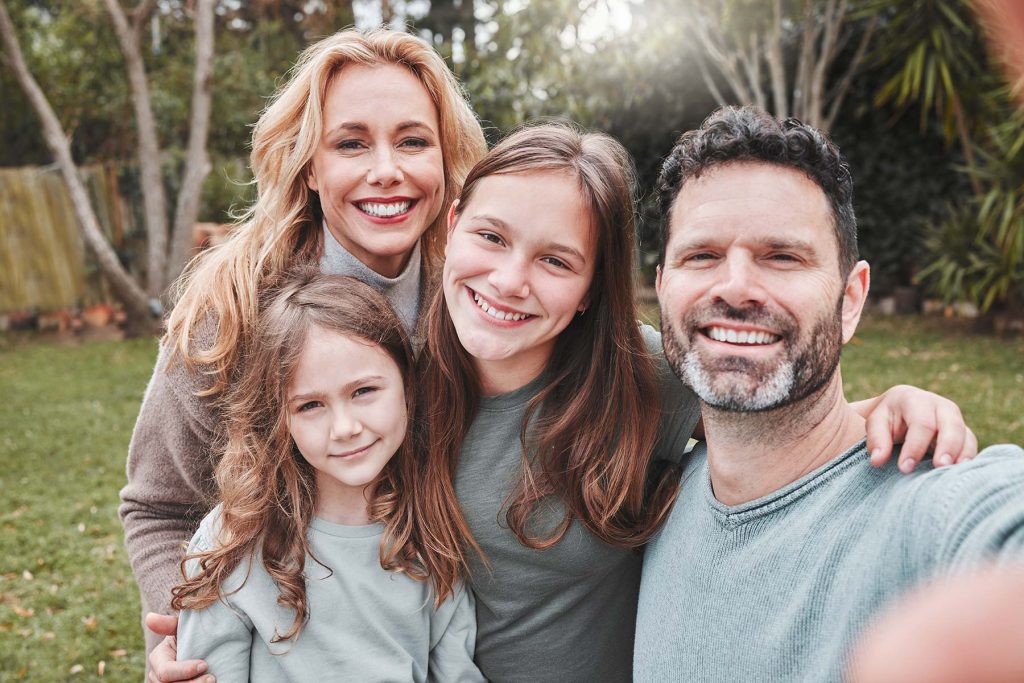 Familie som skal låne i banken