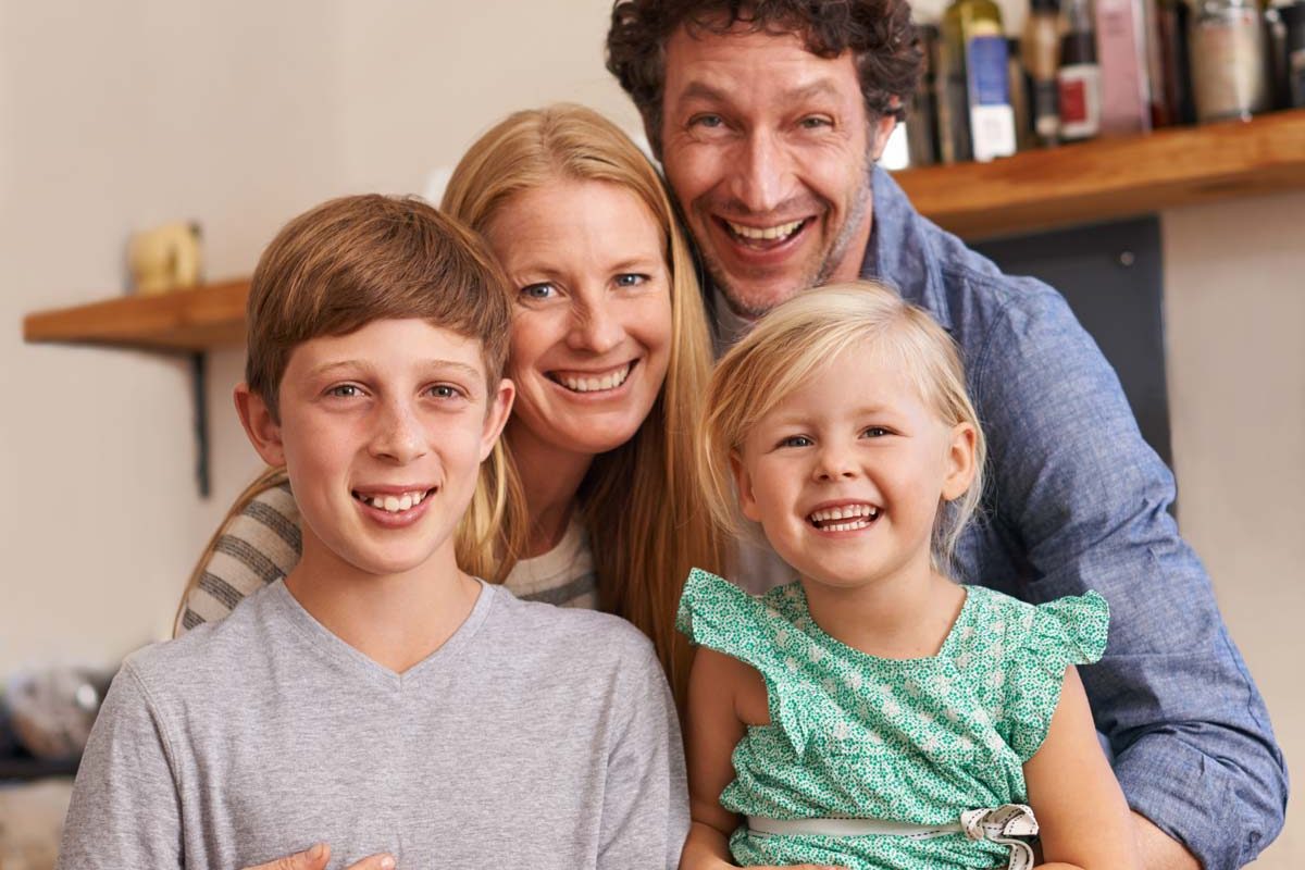 Ung familie som låner med sikkerhet i bolig