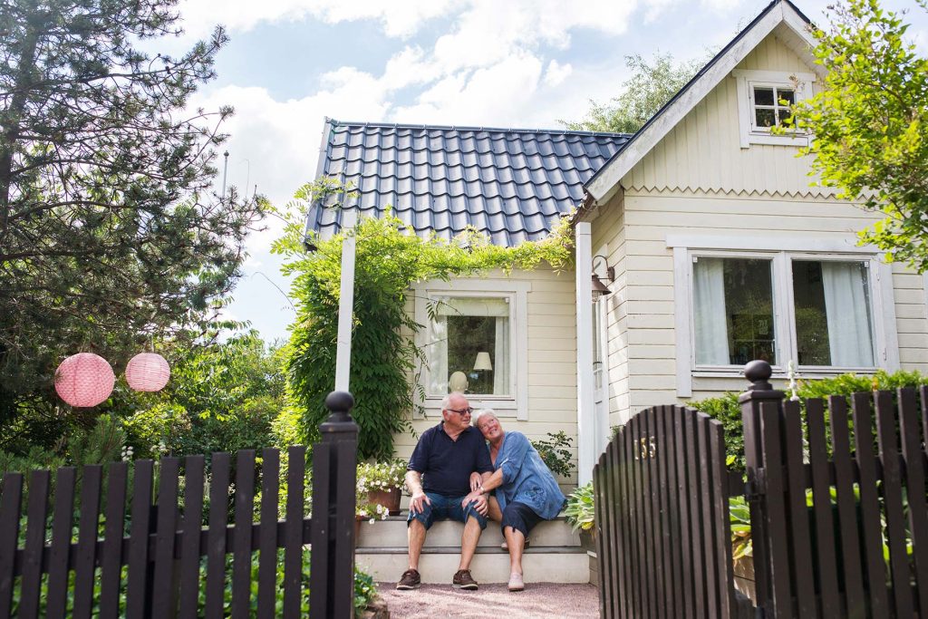 Stoppet tvangssalg - ektepar foran hjemmet sitt