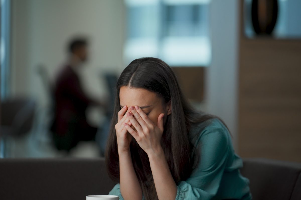 Ung kvinne som tynges under økonomisk stress